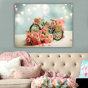Canvastavla 70x100 cm - Cykel omgiven av rosa rosor i en romantisk och drömlik miljö - Rosa / Mintgrön / Svart - Inredning - Tavlor & posters - Canvastavla