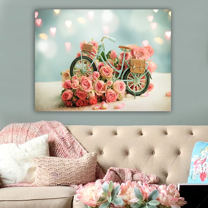 Canvastavla 70x100 cm - Cykel omgiven av rosa rosor i en romantisk och drömlik miljö - Rosa / Mintgrön / Svart - Inredning - Tavlor & posters - Canvastavla