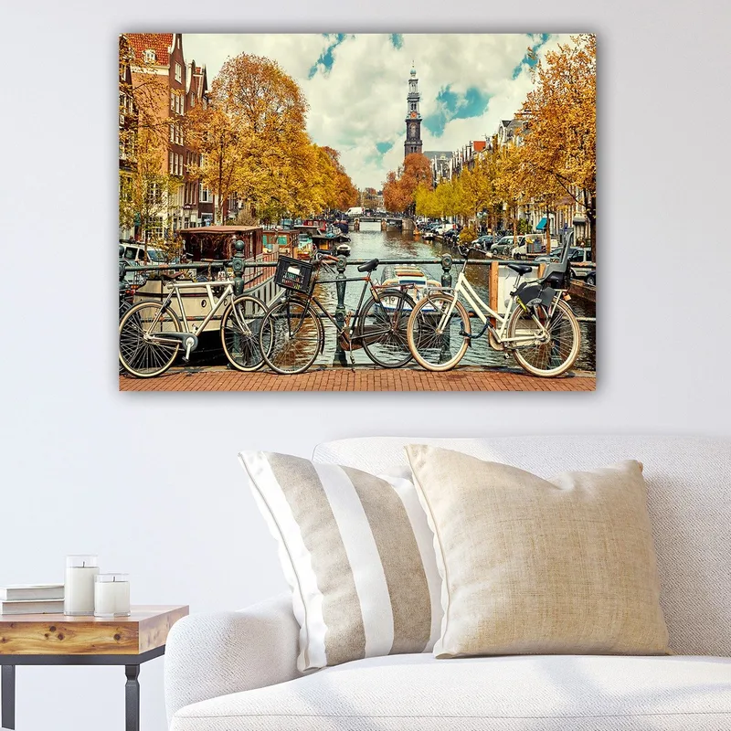 Canvastavla 70x100 cm - Cyklar vid en kanal i Amsterdam omgiven av höstfärger - Guldorange / Mörkblå / Vit - Inredning - Tavlor & posters - Canvastavla
