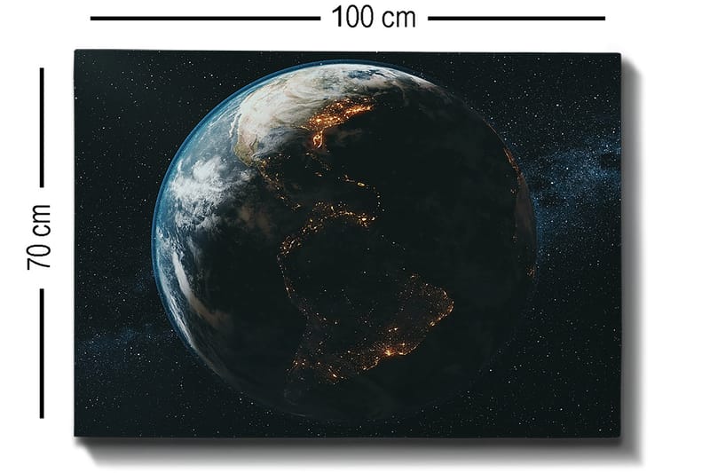 Canvastavla 70x100 cm - Detaljerad avbildning av jorden sedd från rymden, med fokus på kontinenternas former och ljus från städerna - Mörkblå / Grön / Vit - Inredning - Tavlor & posters - Canvastavla
