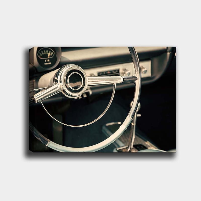 Canvastavla 70x100 cm - Detaljerad närbild av en klassisk bilratts designad med eleganta linjer och kromade ytor, Krom / Vit / Svart
