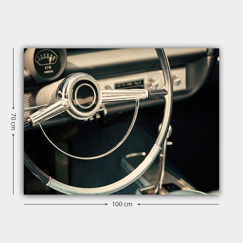 Canvastavla 70x100 cm - Detaljerad närbild av en klassisk bilratts designad med eleganta linjer och kromade ytor - Krom / Vit / Svart - Inredning - Tavlor & posters - Canvastavla