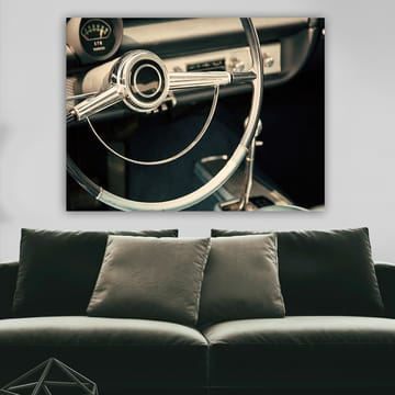 Canvastavla 70x100 cm - Detaljerad närbild av en klassisk bilratts designad med eleganta linjer och kromade ytor - Krom / Vit / Svart - Inredning - Tavlor & posters - Canvastavla