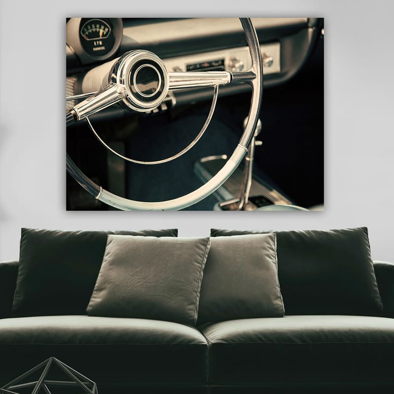 Canvastavla 70x100 cm - Detaljerad närbild av en klassisk bilratts designad med eleganta linjer och kromade ytor - Krom / Vit / Svart - Inredning - Tavlor & posters - Canvastavla