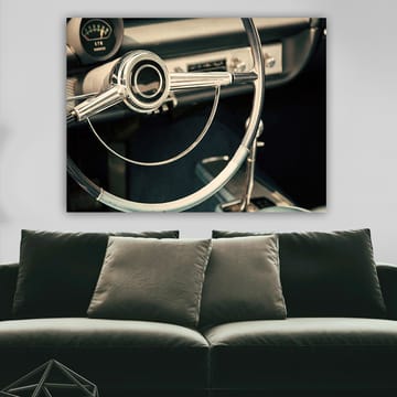 Canvastavla 70x100 cm - Detaljerad närbild av en klassisk bilratts designad med eleganta linjer och kromade ytor - Krom / Vit / Svart - Inredning - Tavlor & posters - Canvastavla