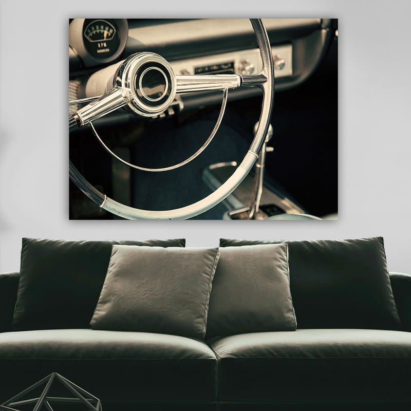 Canvastavla 70x100 cm - Detaljerad närbild av en klassisk bilratts designad med eleganta linjer och kromade ytor - Krom / Vit / Svart - Inredning - Tavlor & posters - Canvastavla