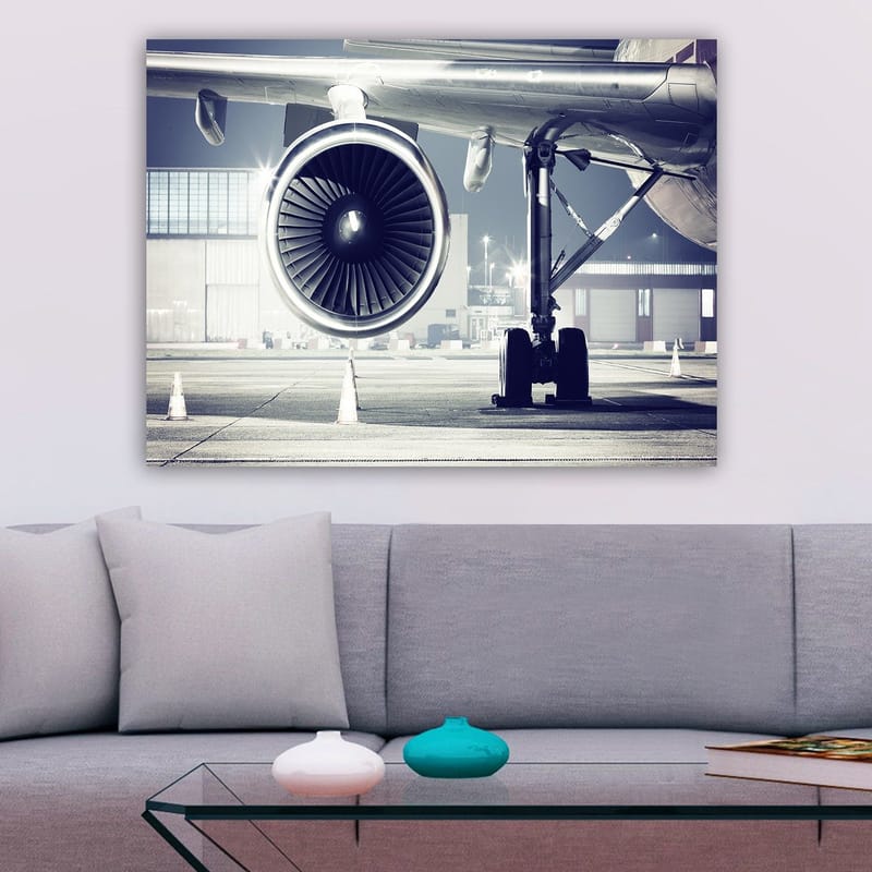 Canvastavla 70x100 cm - Detaljerad vy av ett flygplansmotor och dess underrede på en flygplats - Grå / Svart / Silver - Inredning - Tavlor & posters - Canvastavla