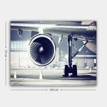 Canvastavla 70x100 cm - Detaljerad vy av ett flygplansmotor och dess underrede på en flygplats - Grå / Svart / Silver - Inredning - Tavlor & posters - Canvastavla