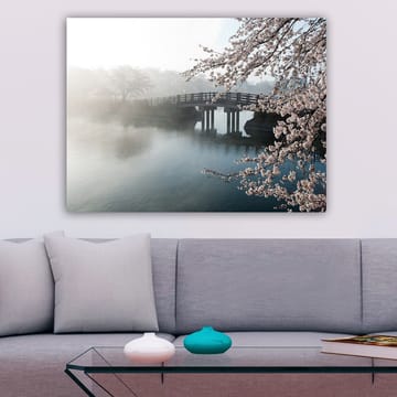 Canvastavla 70x100 cm - Dimmig scen med en bro som sträcker sig över en stilla sjö, omgiven av körsbärsträd i blom - Ljusrosa / Blå / Grå - Inredning - Tavlor & posters - Canvastavla
