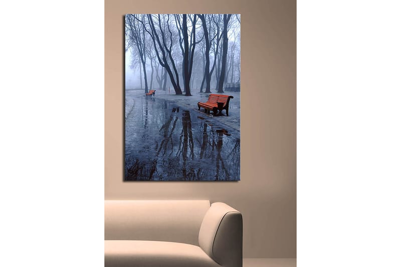 Canvastavla 70x100 cm - Dimmig park med två orange bänkar omgivna av kalla, nakna träd - Orange / Blå / Grå - Inredning - Tavlor & posters - Canvastavla