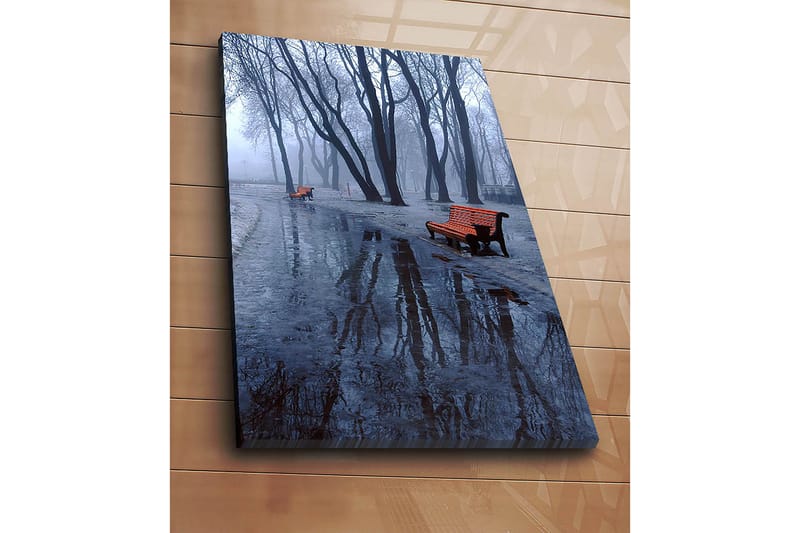 Canvastavla 70x100 cm - Dimmig park med två orange bänkar omgivna av kalla, nakna träd - Orange / Blå / Grå - Inredning - Tavlor & posters - Canvastavla