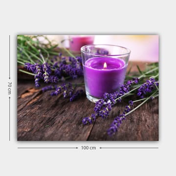 Canvastavla 70x100 cm - Doftande lavendelblomma med ett lila doftljus i ett glas - Lila / Grön / Brun - Inredning - Tavlor & posters - Canvastavla