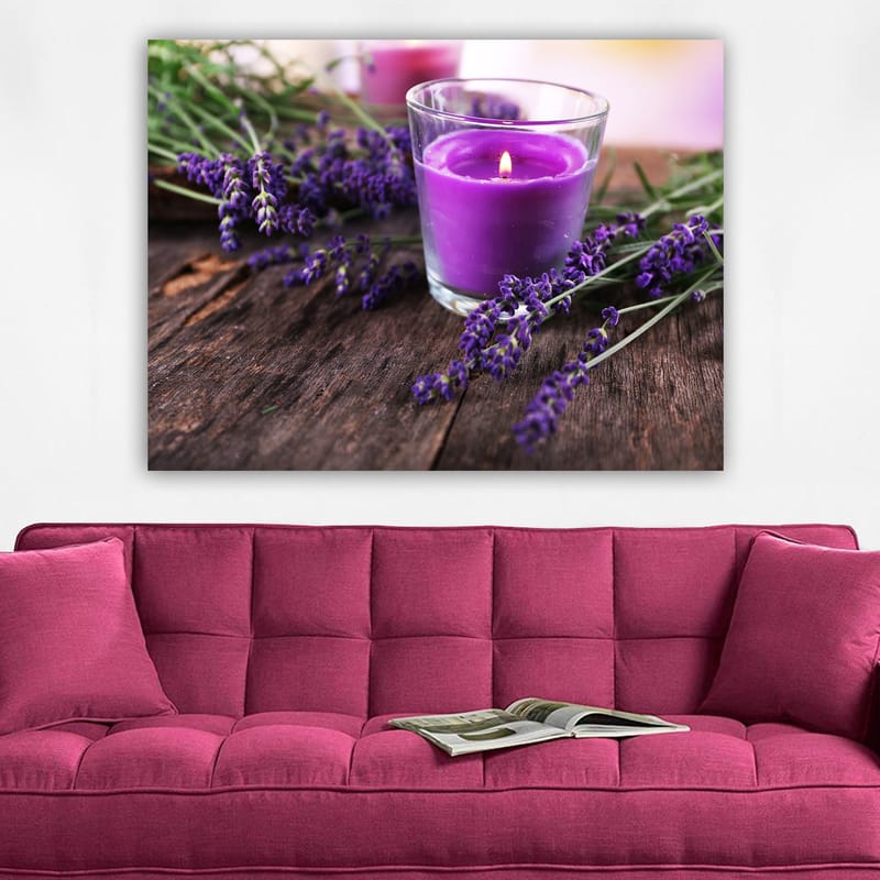 Canvastavla 70x100 cm - Doftande lavendelblomma med ett lila doftljus i ett glas - Lila / Grön / Brun - Inredning - Tavlor & posters - Canvastavla