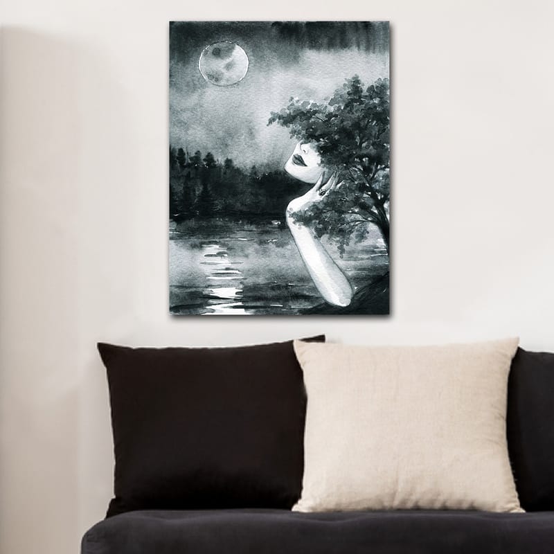 Canvastavla 70x100 cm - Drömlik kvinna med ett ansikte delvis dolt av träd, som blickar mot en måne över en stilla sjö - Svart / Vitt / Grått - Inredning - Tavlor & posters - Canvastavla