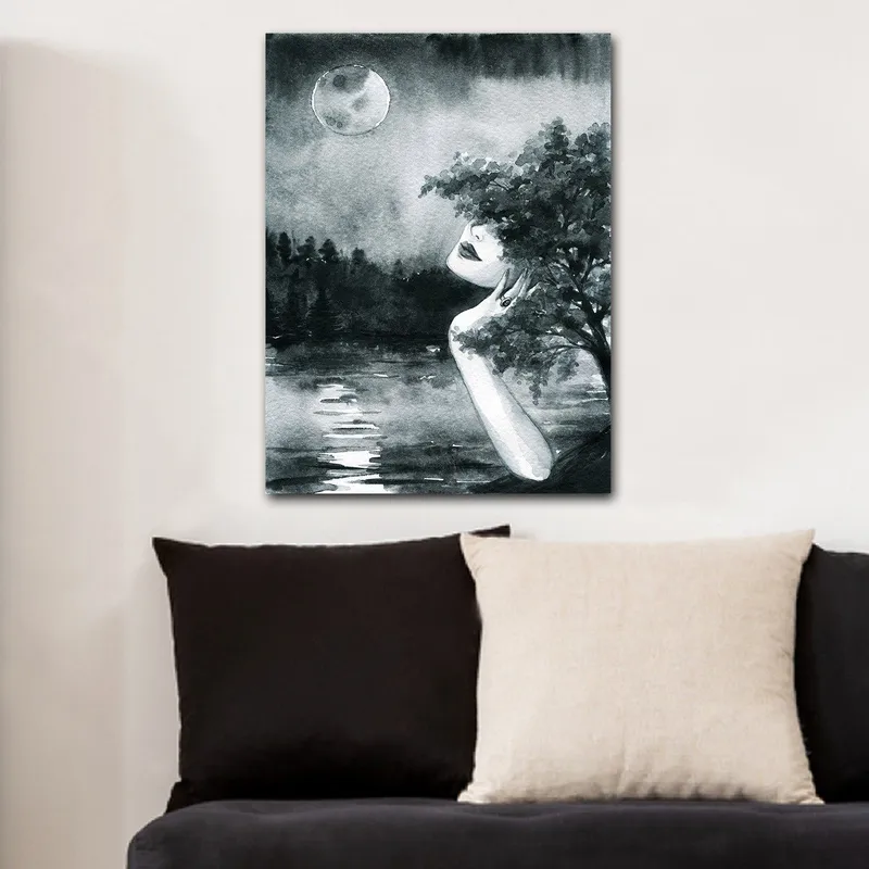 Canvastavla 70x100 cm - Drömlik kvinna med ett ansikte delvis dolt av träd, som blickar mot en måne över en stilla sjö - Svart / Vitt / Grått - Inredning - Tavlor & posters - Canvastavla
