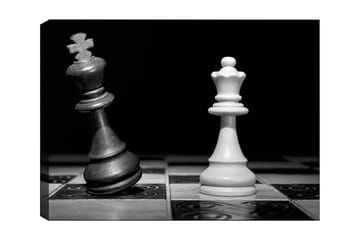 Canvastavla 70x100 cm - Dramatisk skildring av två schackkungar, en svart och en vit, i en intensiv konfrontation - Svart / Vit - Inredning - Tavlor & posters - Canvastavla