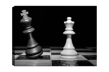 Canvastavla 70x100 cm - Dramatisk skildring av två schackkungar, en svart och en vit, i en intensiv konfrontation - Svart / Vit - Inredning - Tavlor & posters - Canvastavla