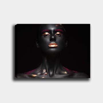 Canvastavla 70x100 cm - Dramatisk porträttmålning av en kvinna med svart kroppsmålning och guldiga detaljer - Svart / Guld / Rosa - Inredning - Tavlor & posters - Canvastavla