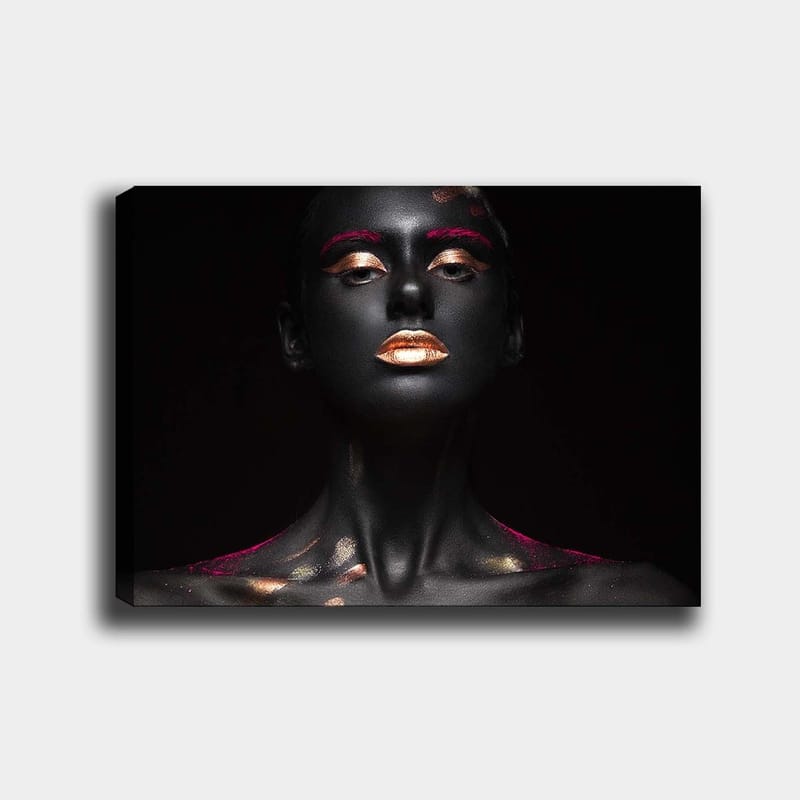 Canvastavla 70x100 cm - Dramatisk porträttmålning av en kvinna med svart kroppsmålning och guldiga detaljer - Svart / Guld / Rosa - Inredning - Tavlor & posters - Canvastavla