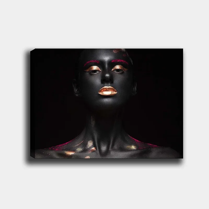 Canvastavla 70x100 cm - Dramatisk porträttmålning av en kvinna med svart kroppsmålning och guldiga detaljer - Svart / Guld / Rosa - Inredning - Tavlor & posters - Canvastavla