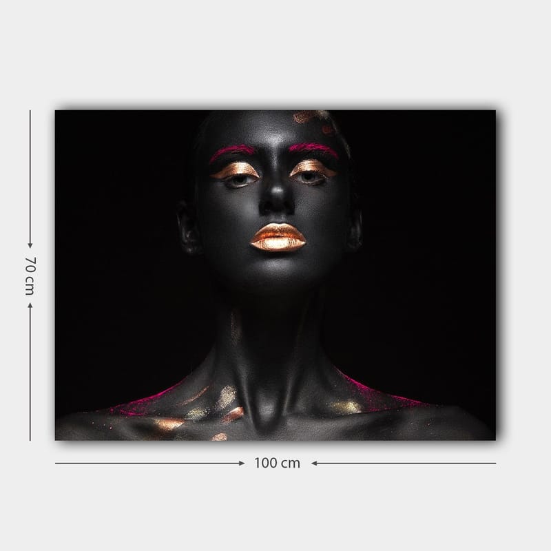 Canvastavla 70x100 cm - Dramatisk porträttmålning av en kvinna med svart kroppsmålning och guldiga detaljer - Svart / Guld / Rosa - Inredning - Tavlor & posters - Canvastavla