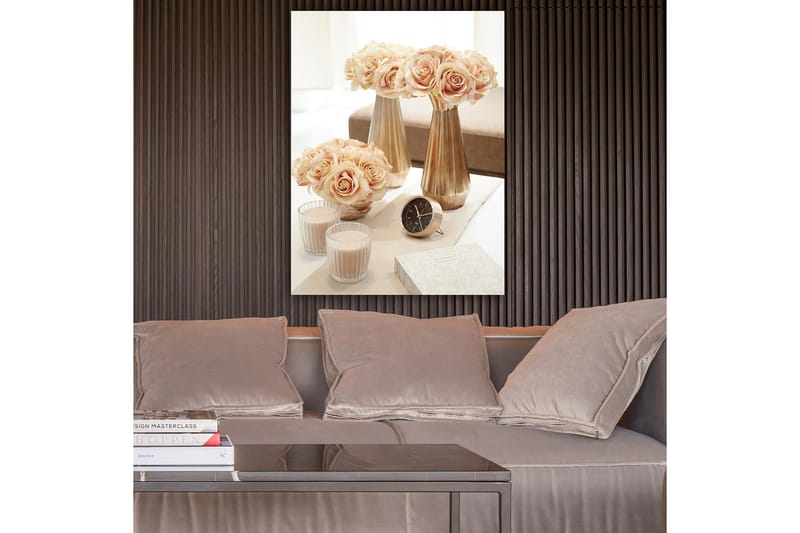 Canvastavla 70x100 cm - Elegant arrangemang av rosor i vaser som skapar en romantisk atmosfär - Ljusrosa / Guld / Beige - Inredning - Tavlor & posters - Canvastavla
