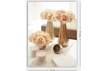 Canvastavla 70x100 cm - Elegant arrangemang av rosor i vaser som skapar en romantisk atmosfär - Ljusrosa / Guld / Beige - Inredning - Tavlor & posters - Canvastavla