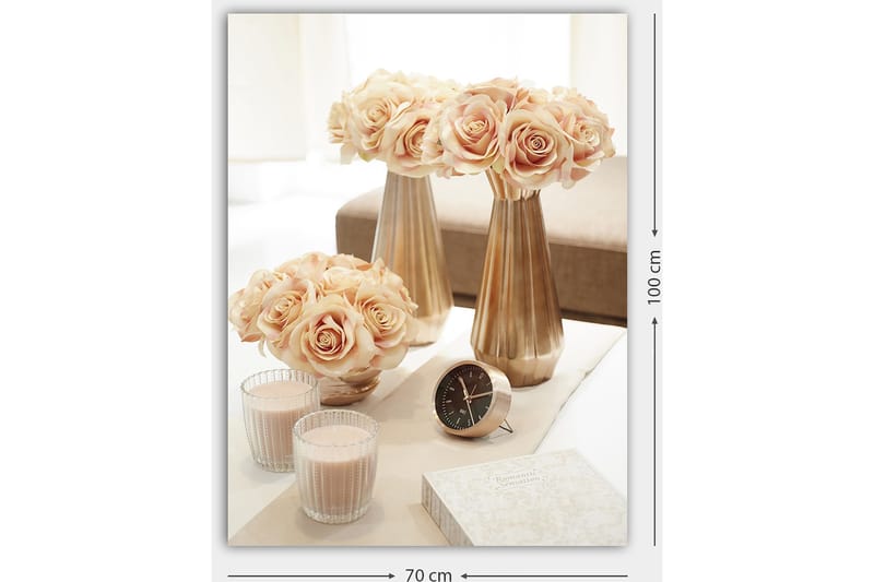 Canvastavla 70x100 cm - Elegant arrangemang av rosor i vaser som skapar en romantisk atmosfär - Ljusrosa / Guld / Beige - Inredning - Tavlor & posters - Canvastavla