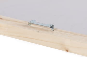 Canvastavla 70x100 cm - Elegant dansande kvinna i vit klänning framför ett piano i en romantisk miljö - Vit / Brun / Grå - Inredning - Tavlor & posters - Canvastavla