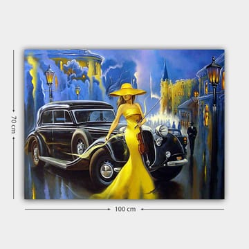 Canvastavla 70x100 cm - Elegant kvinna i en gul klänning och hatt som spelar fiol vid en klassisk bil i en stadsmiljö - Gul / Svart / Blå - Inredning - Tavlor & posters - Canvastavla