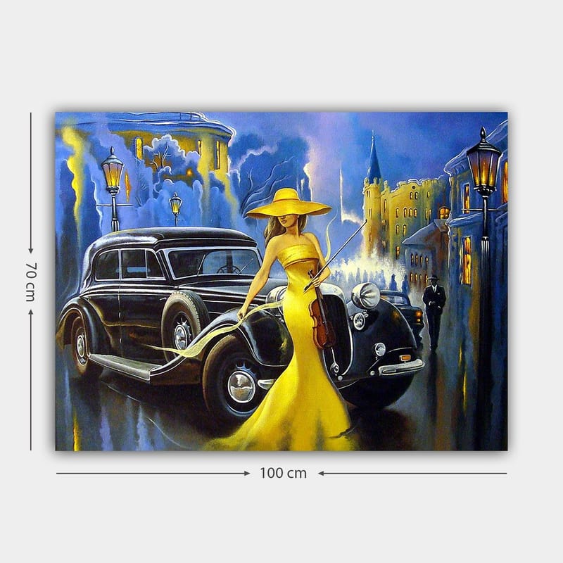 Canvastavla 70x100 cm - Elegant kvinna i en gul klänning och hatt som spelar fiol vid en klassisk bil i en stadsmiljö - Gul / Svart / Blå - Inredning - Tavlor & posters - Canvastavla
