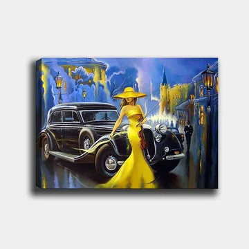 Canvastavla 70x100 cm - Elegant kvinna i en gul klänning och hatt som spelar fiol vid en klassisk bil i en stadsmiljö - Gul / Svart / Blå - Inredning - Tavlor & posters - Canvastavla