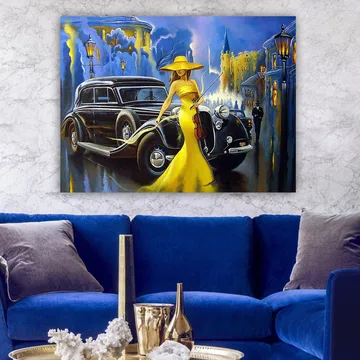 Canvastavla 70x100 cm - Elegant kvinna i en gul klänning och hatt som spelar fiol vid en klassisk bil i en stadsmiljö - Gul / Svart / Blå - Inredning - Tavlor & posters - Canvastavla