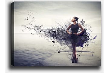 Canvastavla 70x100 cm - Elegant kvinna i en svart klänning som står på en strand med en abstrakt, färgsprakande bakgrund - Svart / Lila / Grå - Inredning - Tavlor & posters - Canvastavla