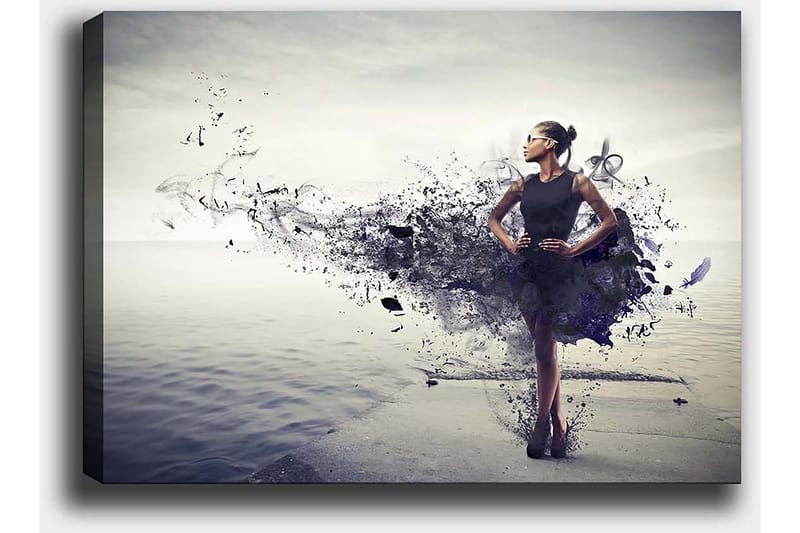 Canvastavla 70x100 cm - Elegant kvinna i en svart klänning som står på en strand med en abstrakt, färgsprakande bakgrund - Svart / Lila / Grå - Inredning - Tavlor & posters - Canvastavla