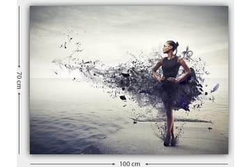 Canvastavla 70x100 cm - Elegant kvinna i en svart klänning som står på en strand med en abstrakt, färgsprakande bakgrund - Svart / Lila / Grå - Inredning - Tavlor & posters - Canvastavla