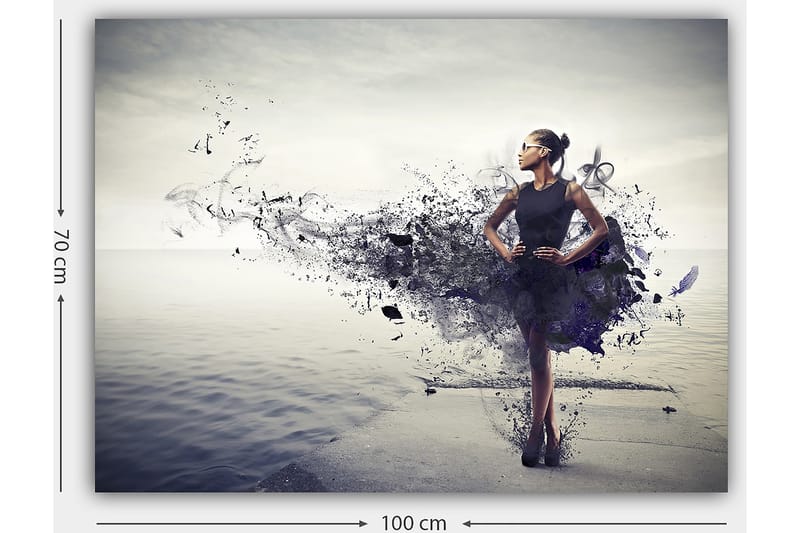 Canvastavla 70x100 cm - Elegant kvinna i en svart klänning som står på en strand med en abstrakt, färgsprakande bakgrund - Svart / Lila / Grå - Inredning - Tavlor & posters - Canvastavla
