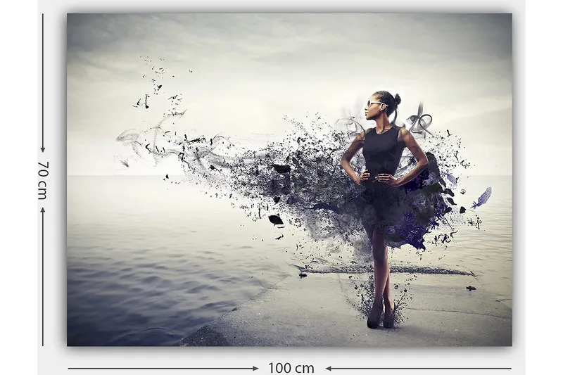 Canvastavla 70x100 cm - Elegant kvinna i en svart klänning som står på en strand med en abstrakt, färgsprakande bakgrund - Svart / Lila / Grå - Inredning - Tavlor & posters - Canvastavla