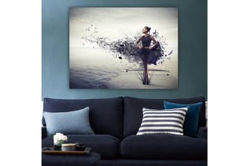 Canvastavla 70x100 cm - Elegant kvinna i en svart klänning som står på en strand med en abstrakt, färgsprakande bakgrund - Svart / Lila / Grå - Inredning - Tavlor & posters - Canvastavla