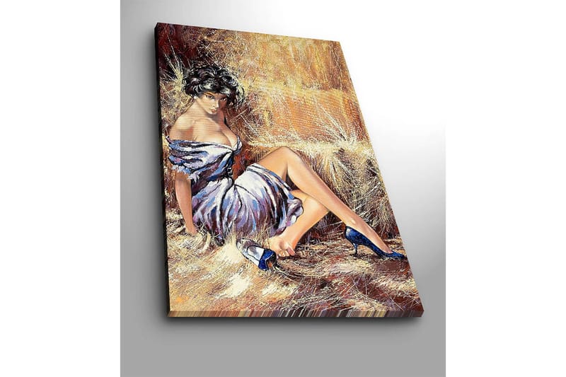 Canvastavla 70x100 cm - Elegant kvinna i en vit klänning med blå skor sitter avslappnat mot en halmbal - Vit / Blå / Beige - Inredning - Tavlor & posters - Canvastavla