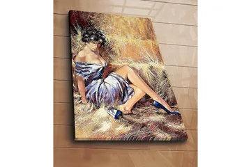Canvastavla 70x100 cm - Elegant kvinna i en vit klänning med blå skor sitter avslappnat mot en halmbal - Vit / Blå / Beige - Inredning - Tavlor & posters - Canvastavla