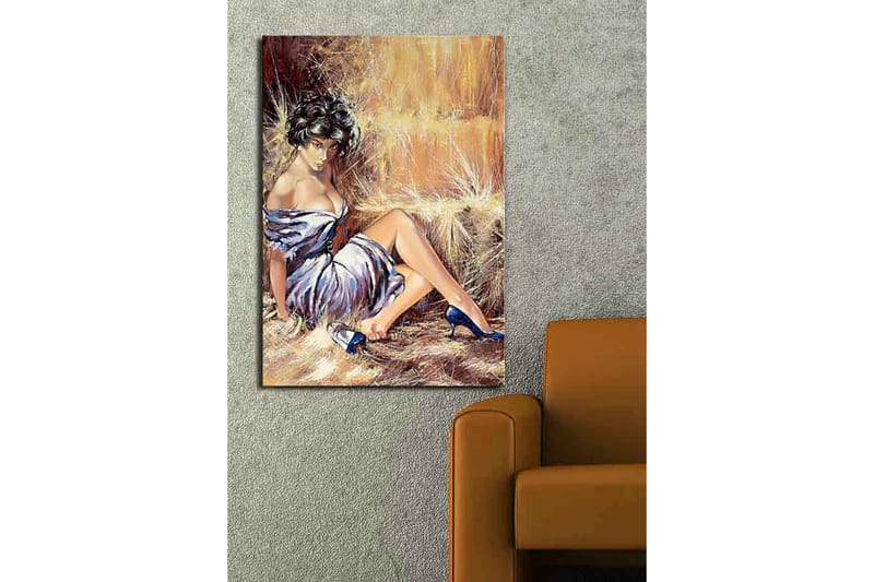 Canvastavla 70x100 cm - Elegant kvinna i en vit klänning med blå skor sitter avslappnat mot en halmbal - Vit / Blå / Beige - Inredning - Tavlor & posters - Canvastavla