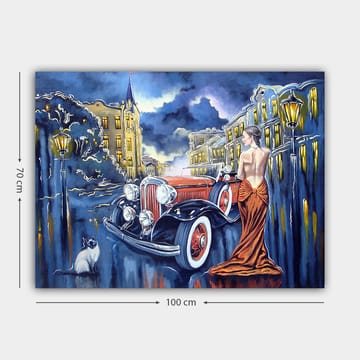 Canvastavla 70x100 cm - Elegant kvinna i röd klänning står vid en klassisk bil på en stadsgata i skymningen - Röd / Svart / Blå - Inredning - Tavlor & posters - Canvastavla