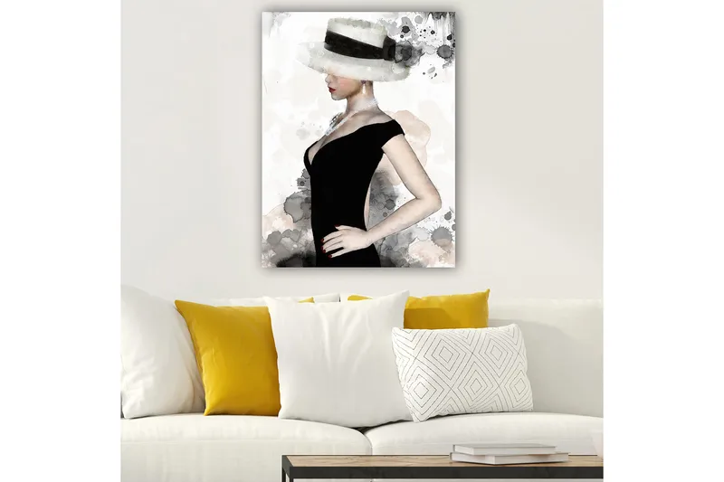 Canvastavla 70x100 cm - Elegant kvinna i svart klänning med en stor hatt som framhäver hennes stil och skönhet - Svart / Grå / Beige - Inredning - Tavlor & posters - Canvastavla