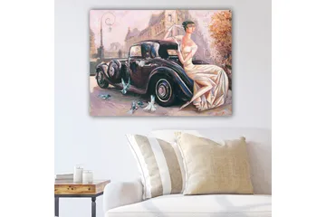 Canvastavla 70x100 cm - Elegant kvinna i vit klänning sitter på en svart bil i en stadsmiljö - Svart / Vit / Beige - Inredning - Tavlor & posters - Canvastavla
