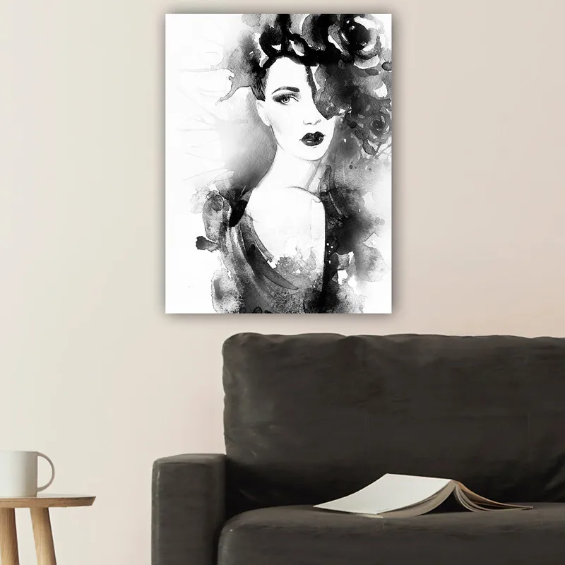 Canvastavla 70x100 cm - Elegant kvinna med mörkt hår och dramatiskt smink, omgiven av svarta blommor - Svart / Grå / Vit - Inredning - Tavlor & posters - Canvastavla