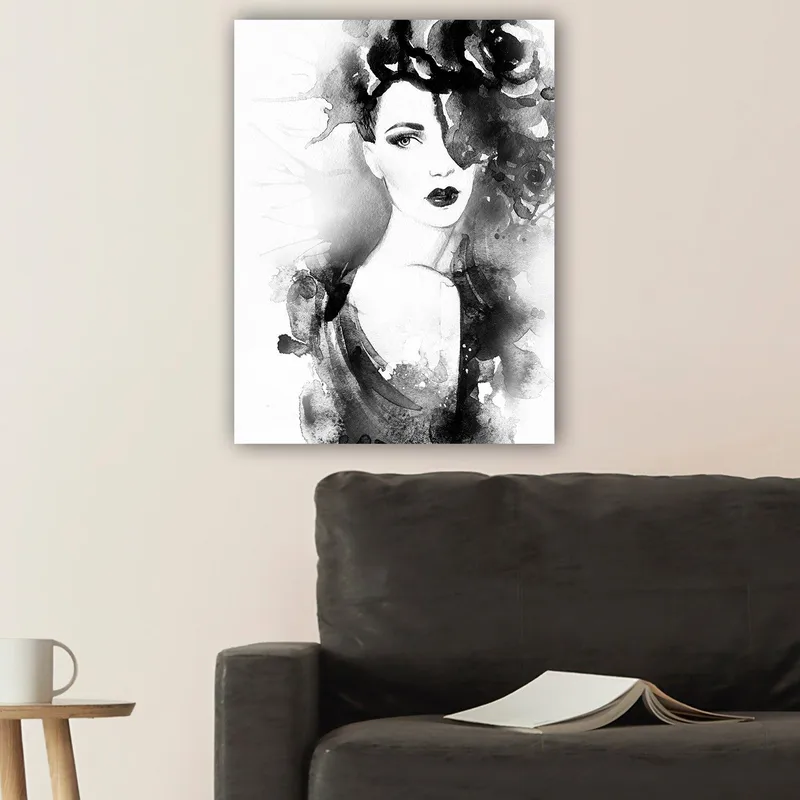Canvastavla 70x100 cm - Elegant kvinna med mörkt hår och dramatiskt smink, omgiven av svarta blommor - Svart / Grå / Vit - Inredning - Tavlor & posters - Canvastavla
