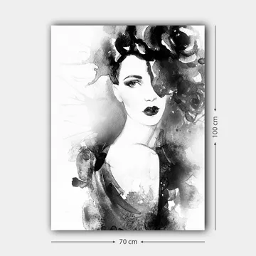 Canvastavla 70x100 cm - Elegant kvinna med mörkt hår och dramatiskt smink, omgiven av svarta blommor - Svart / Grå / Vit - Inredning - Tavlor & posters - Canvastavla