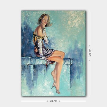 Canvastavla 70x100 cm - Elegant kvinna sitter på en bänk med en dramatisk pose, klädd i en stilren klänning - Blå / Beige / Svart - Inredning - Tavlor & posters - Canvastavla