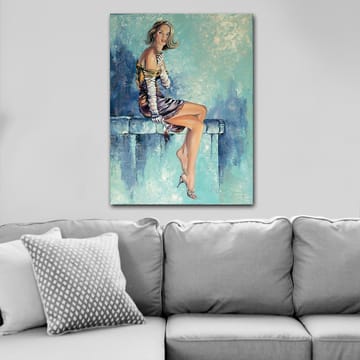 Canvastavla 70x100 cm - Elegant kvinna sitter på en bänk med en dramatisk pose, klädd i en stilren klänning - Blå / Beige / Svart - Inredning - Tavlor & posters - Canvastavla